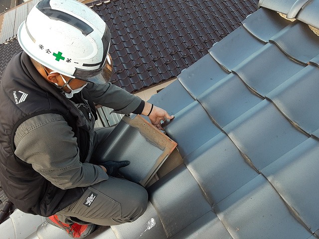 瓦をめくり下地の確認